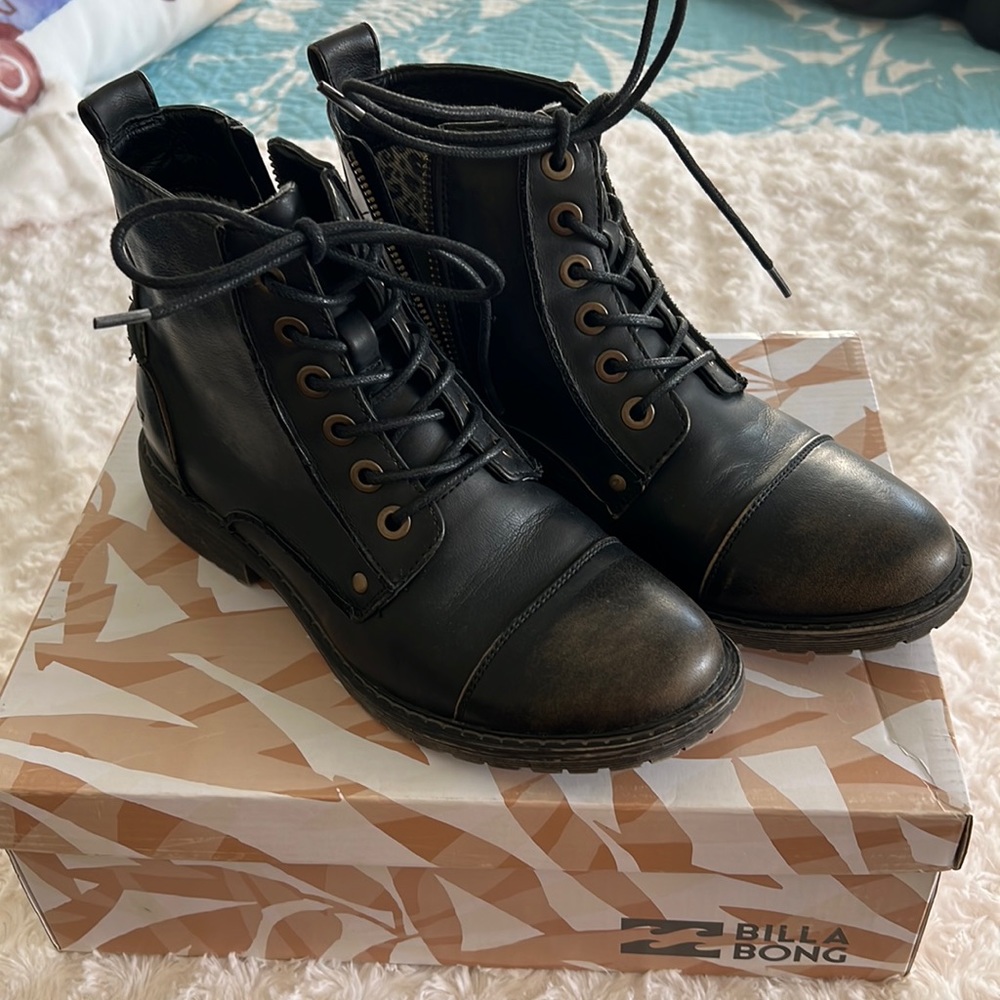 Billabong ankle boots. Size 7 Medium. Lace up with zipper on side.Minimal wear.